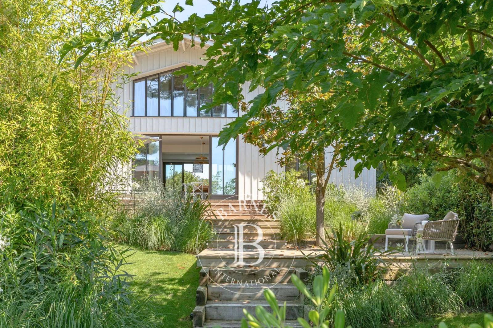 « VILLA L’ESTEY » AVEC PISCINE CHAUFFÉE, SITUÉE EN PLEIN CENTRE DU CAP FERRET - CAPACITÉ 10 PERSONNES