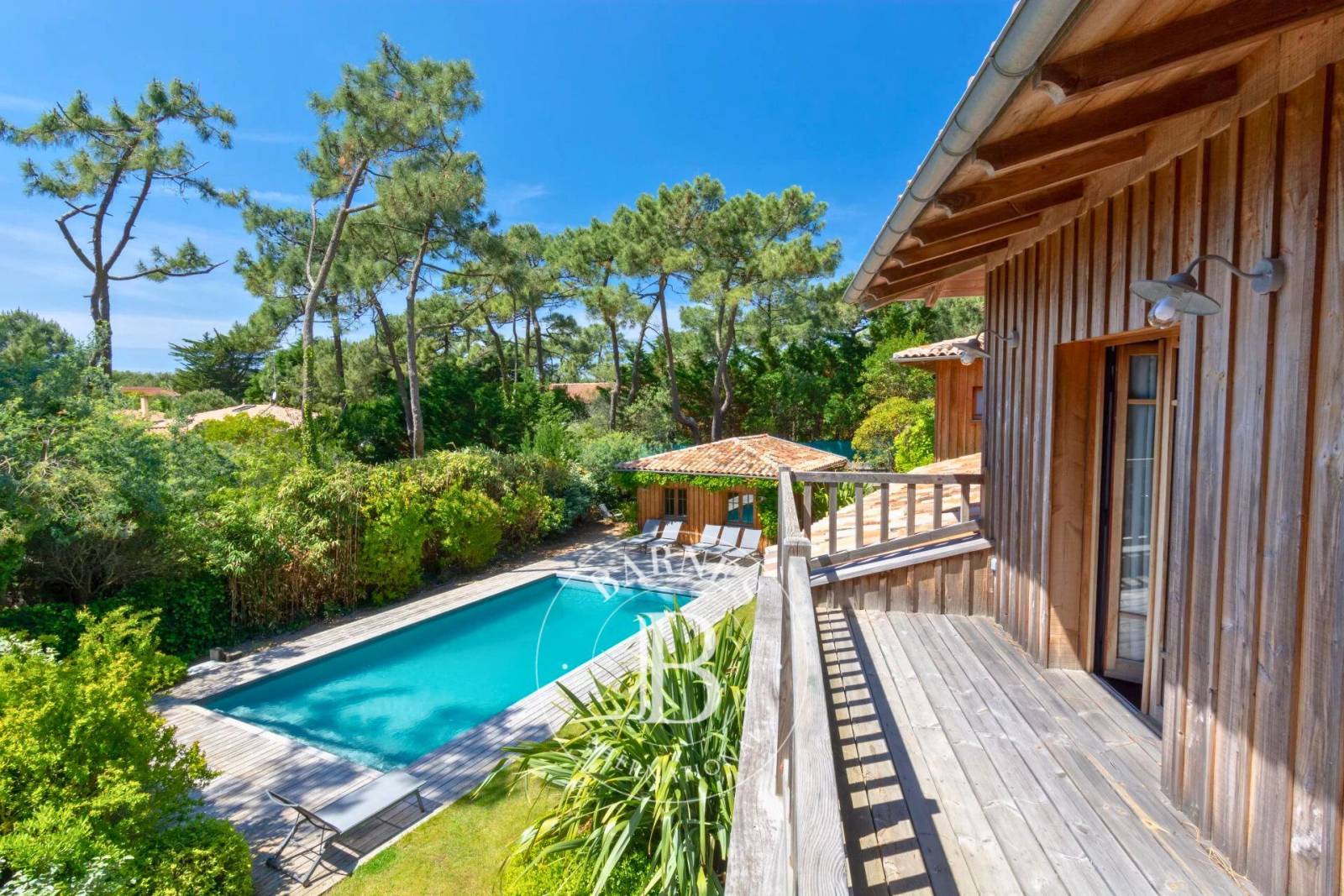 villa en bois avec terrasse aménagée au Cap Ferret