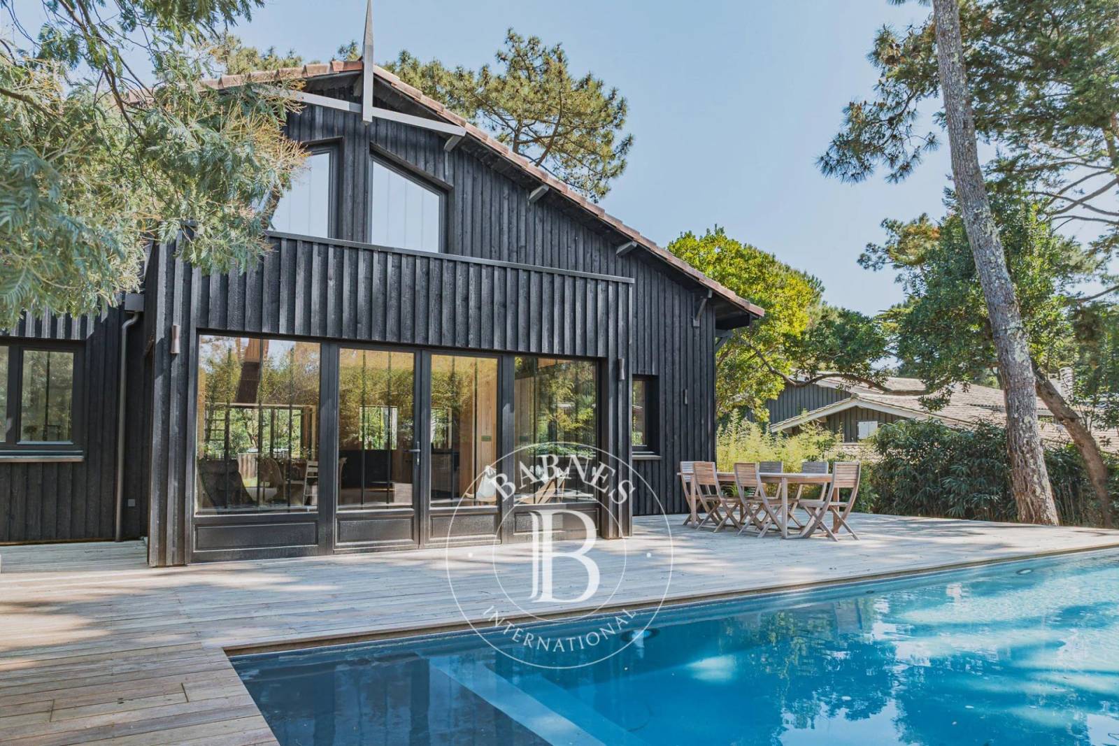 Salon lumineux avec accès terrasse, location Barnes Bassin d’Arcachon