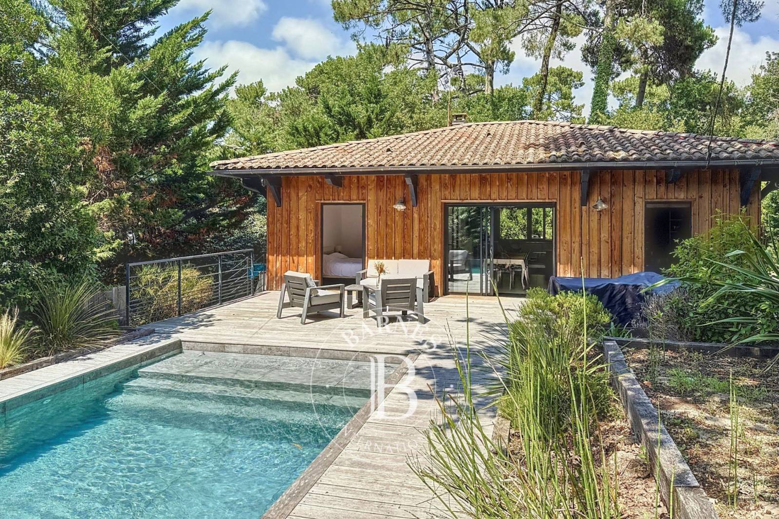 VILLA « BASOA » AVEC PISCINE ET 5 CHAMBRES, PROCHE PLAGE, DANS LE QUARTIER DE L’HAITZA AU PYLA-SUR-MER - CAPACITÉ 10 COUCHAGES