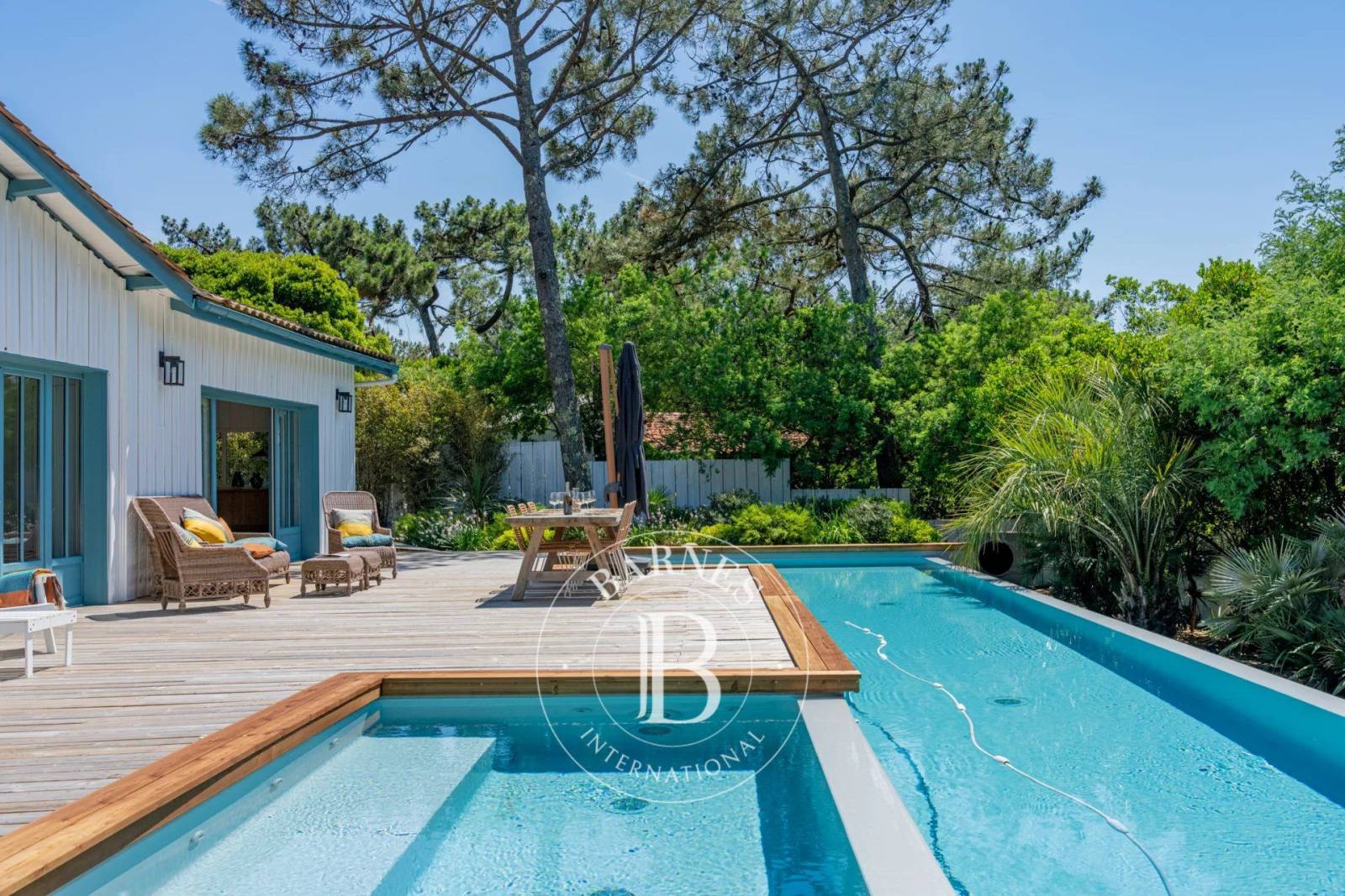 VILLA « LES COLVERTS » AVEC PISCINE À DÉBORDEMENT ET JACUZZI, À LA POINTE DU CAP FERRET - CAPACITÉ 10 PERSONNES