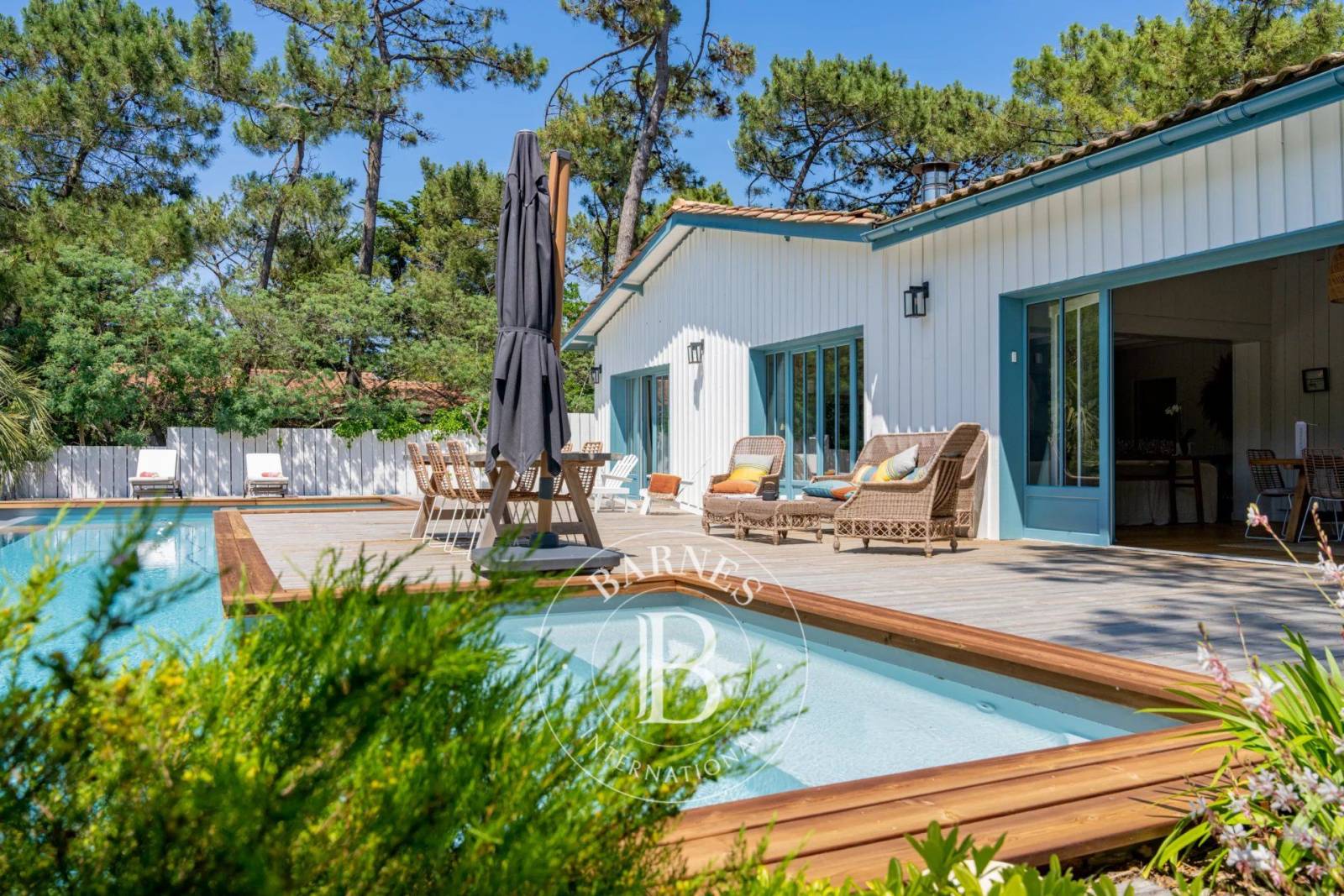 VILLA « LES COLVERTS » AVEC PISCINE À DÉBORDEMENT ET JACUZZI, À LA POINTE DU CAP FERRET - CAPACITÉ 10 PERSONNES