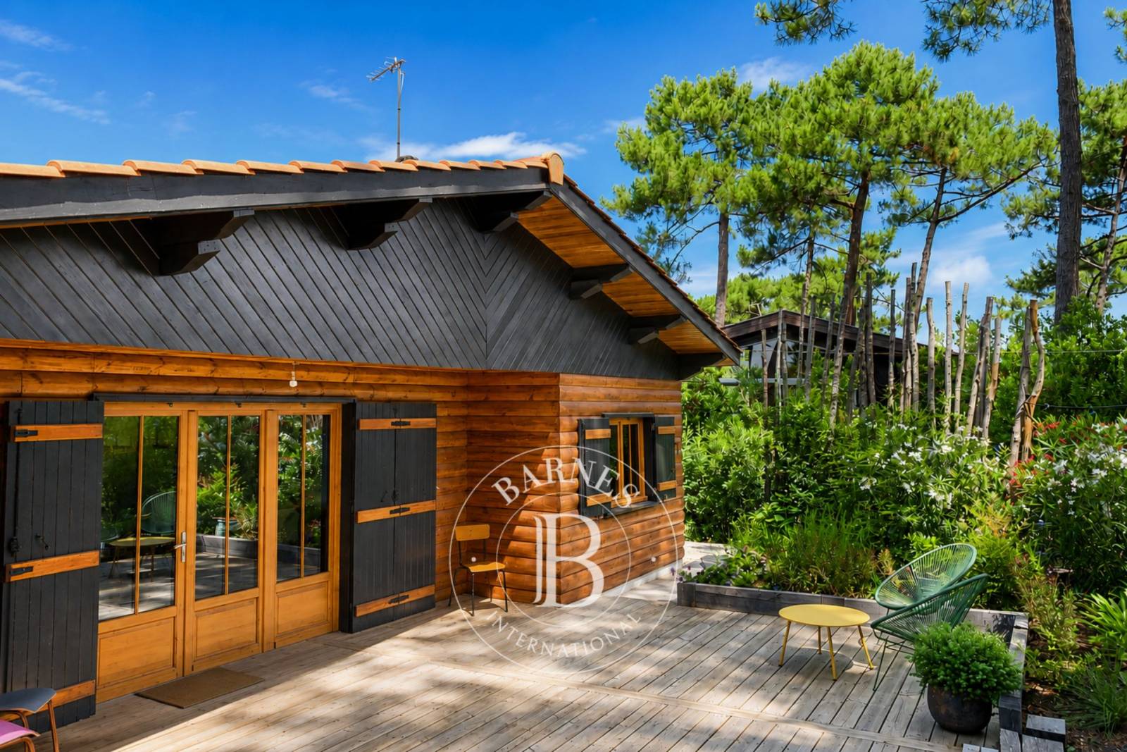 MAISON « LE CHALET » AVEC APERÇU SUR LE BASSIN D’ARCACHON À PIRAILLAN – CAPACITÉ 6 PERSONNESa