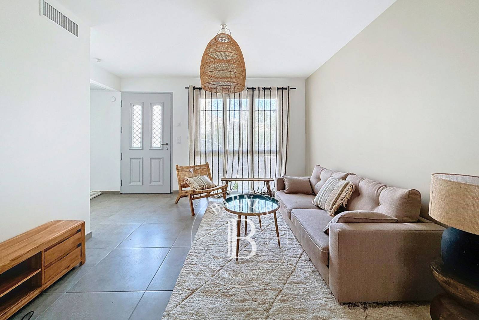 séjour lumineux avec baies vitrées dans villa Arcachon