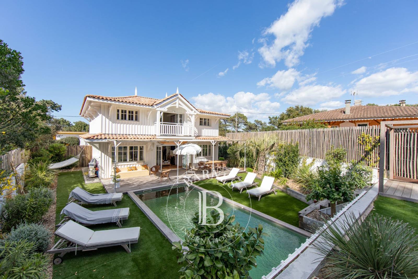 MAGNIFIQUE VILLA « OPALE » DANS LE VILLAGE DE L’HERBE, AVEC PISCINE, POUR 8 PERSONNES