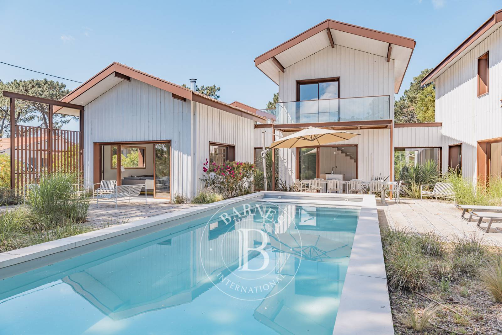 VILLA « DES ROSES » AVEC PISCINE CHAUFFÉE ET ROOFTOP VUE BASSIN DANS LE VILLAGE DU CANON, SUR LA PRESQU’ÎLE DU CAP FERRET – CAPACITÉ 10 PERSONNESa