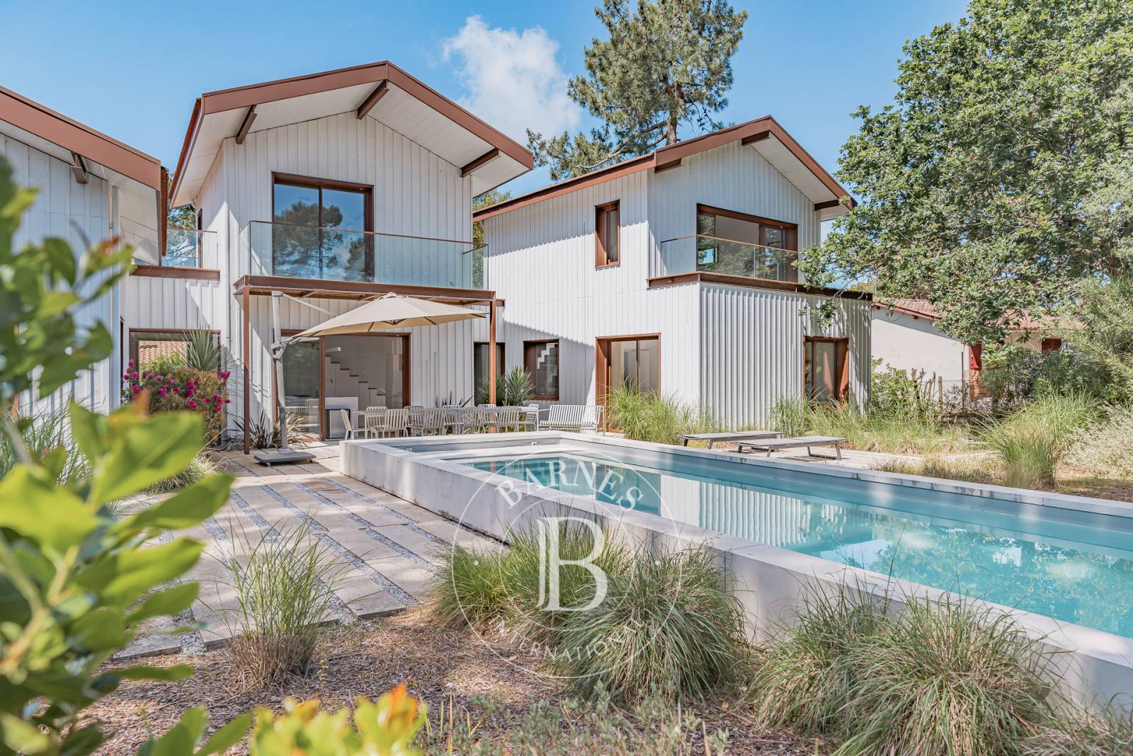 VILLA « DES ROSES » AVEC PISCINE CHAUFFÉE ET ROOFTOP VUE BASSIN DANS LE VILLAGE DU CANON, SUR LA PRESQU’ÎLE DU CAP FERRET – CAPACITÉ 10 PERSONNESa