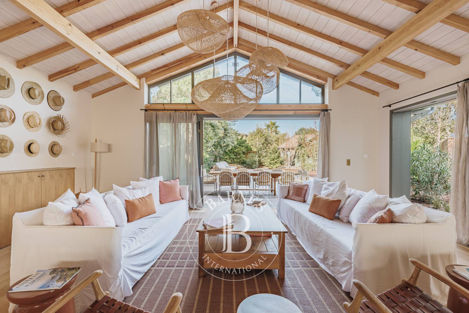 « VILLA DU MARCHÉ » NEUVE AVEC PISCINE CHAUFFÉE, EN PLEIN CENTRE DU CAP FERRET – CAPACITÉ 12 PERSONNES