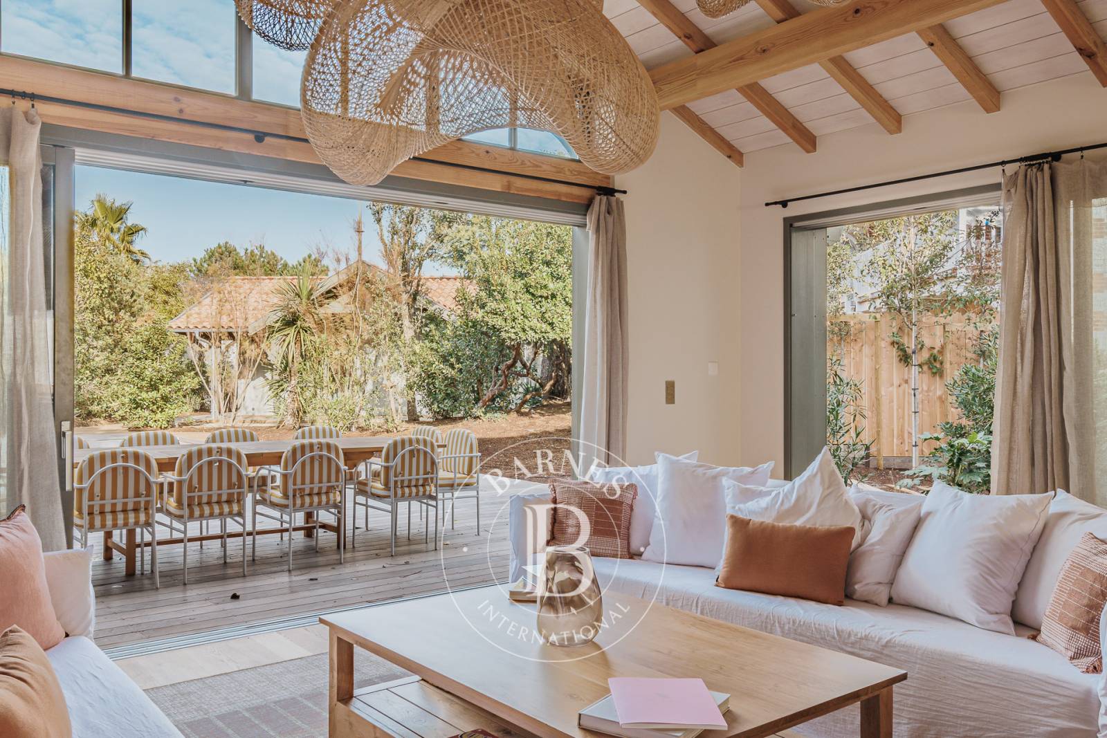 « VILLA DU MARCHÉ » NEUVE AVEC PISCINE CHAUFFÉE, EN PLEIN CENTRE DU CAP FERRET – CAPACITÉ 12 PERSONNES