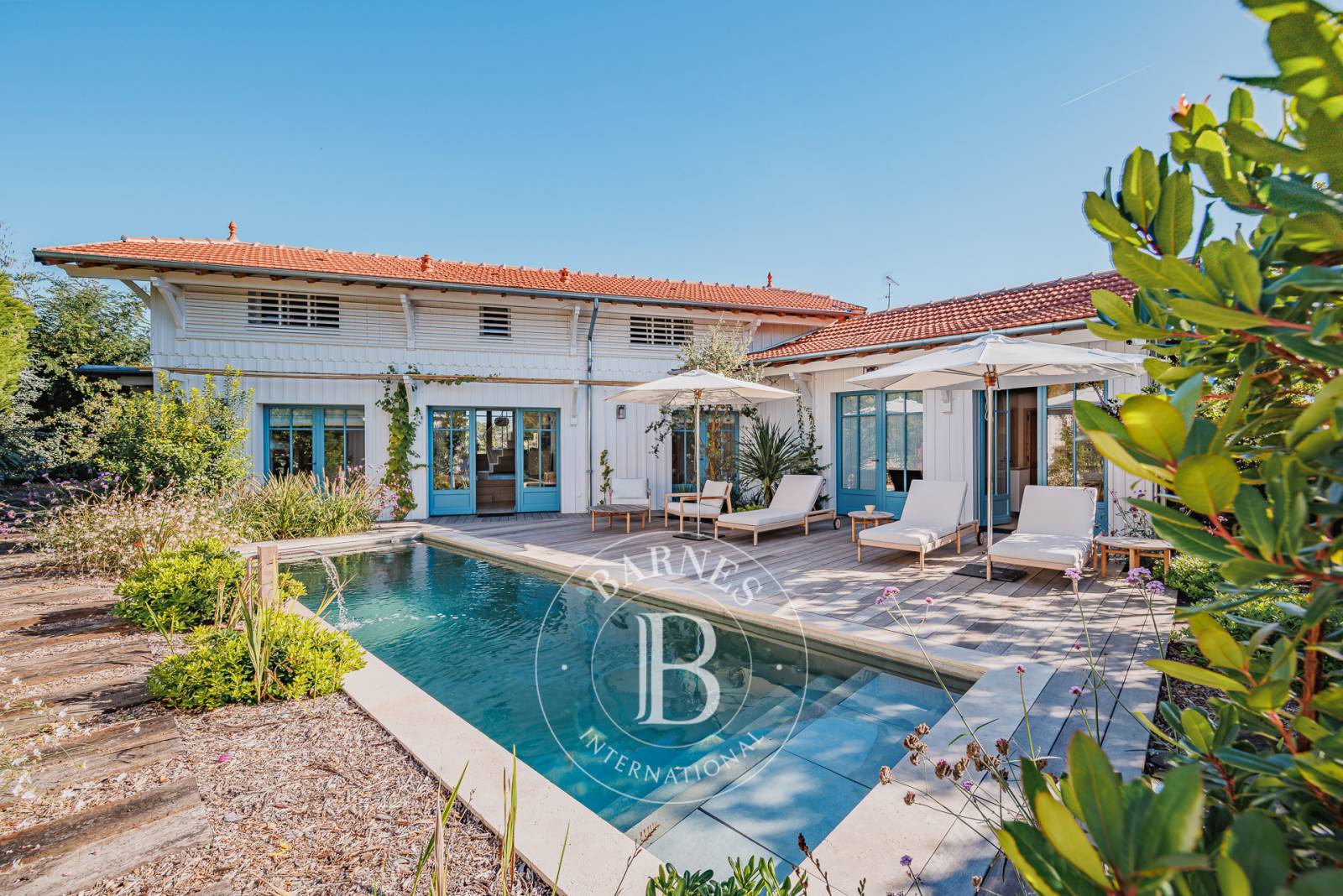 « VILLA DU PORT » EN PREMIÈRE LIGNE AVEC PISCINE CHAUFFÉE ET VUE SUR LE PORT DE PIRAILLAN – PRESQU’ÎLE DU CAP FERRET – CAPACITÉ 12 PERSONNES