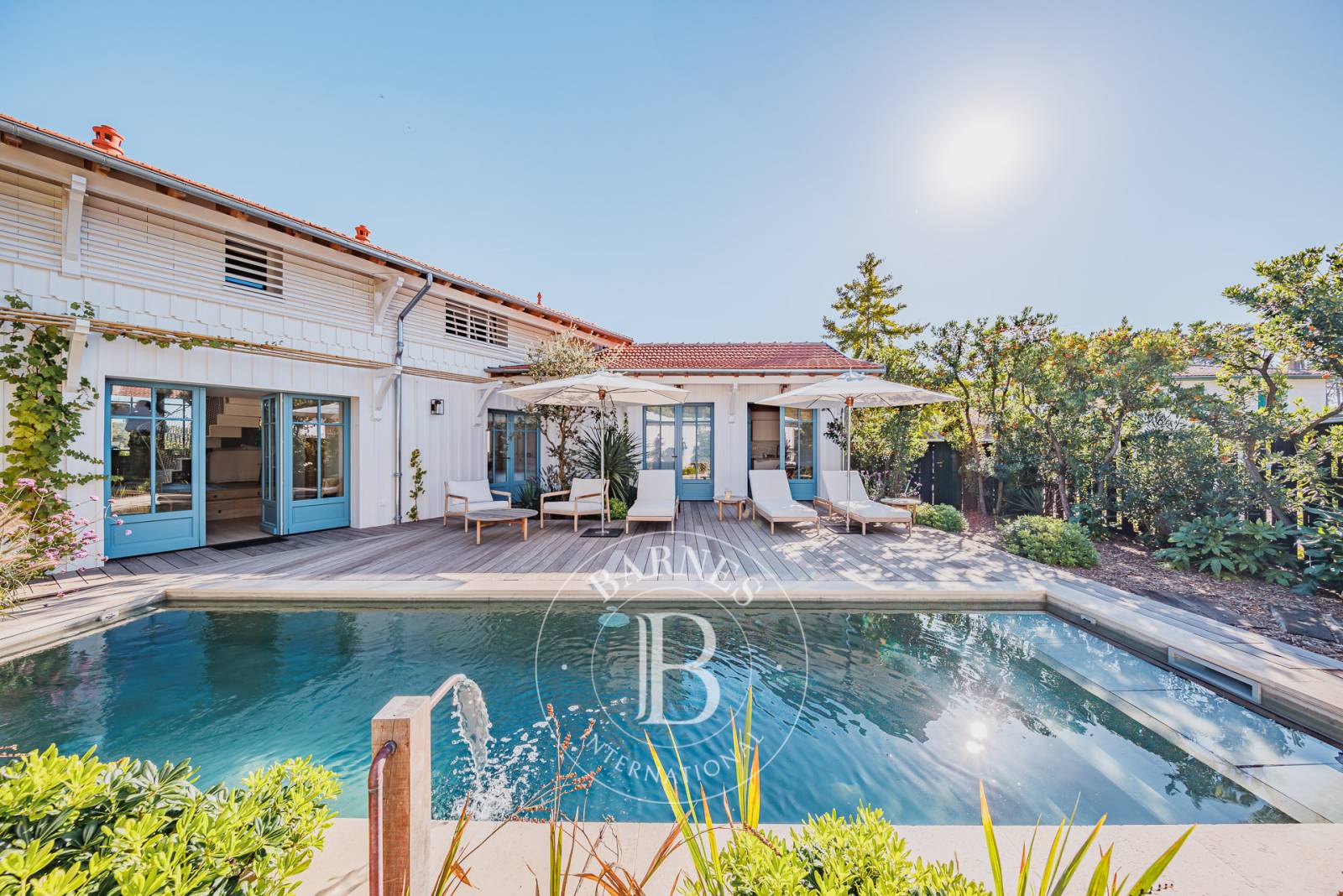 « VILLA DU PORT » EN PREMIÈRE LIGNE AVEC PISCINE CHAUFFÉE ET VUE SUR LE PORT DE PIRAILLAN – PRESQU’ÎLE DU CAP FERRET – CAPACITÉ 12 PERSONNES