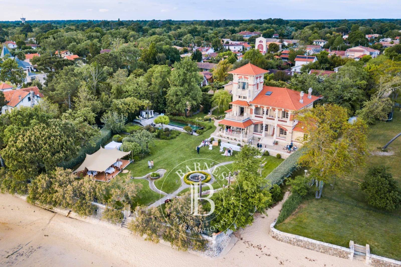 salon avec cheminée et bibliothèque villa de luxe Taussat