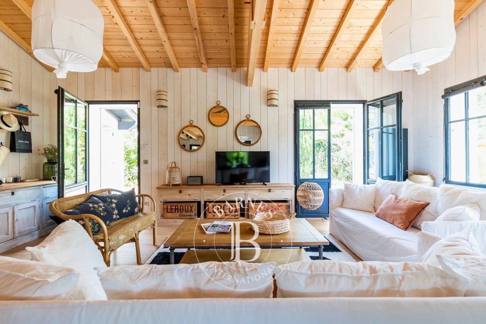 VILLA « MORAVA » AVEC PISCINE CHAUFFÉE, AU CALME, PROCHE DU BASSIN AU CAP FERRET – CAPACITÉ 10 PERSONNES