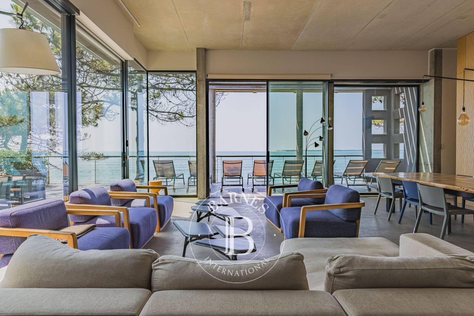 salon avec cheminée et vue mer Barnes Bassin d’Arcachon