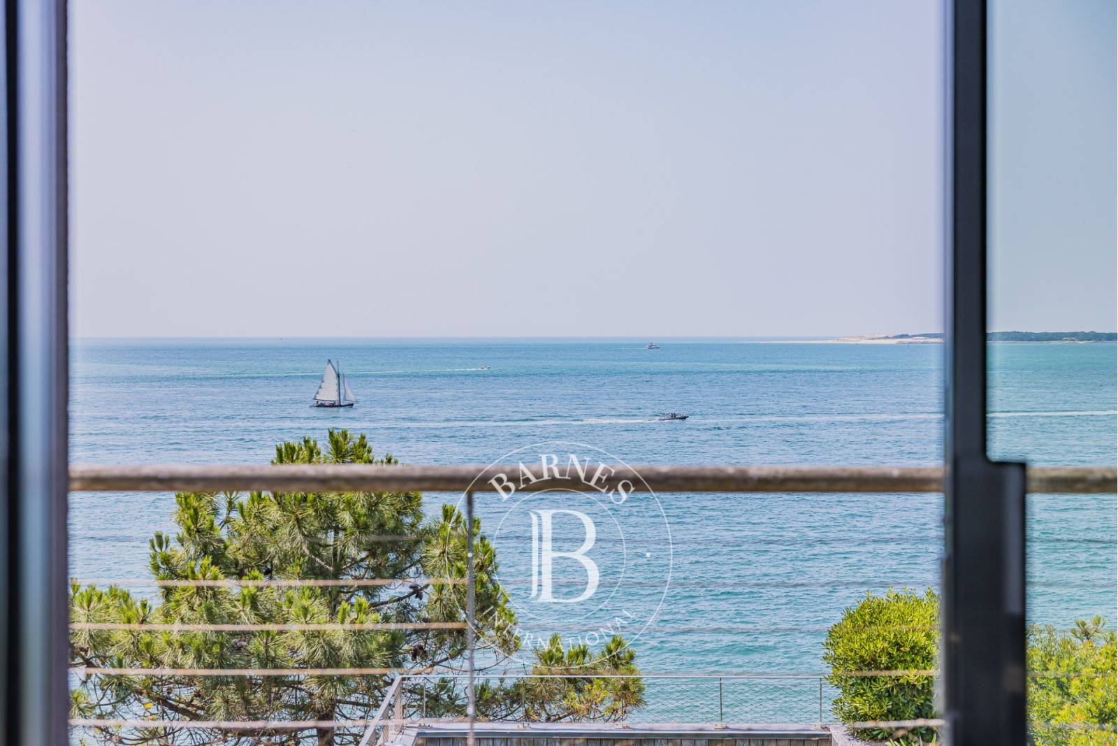 vue dégagée sur le Bassin d’Arcachon depuis la villa