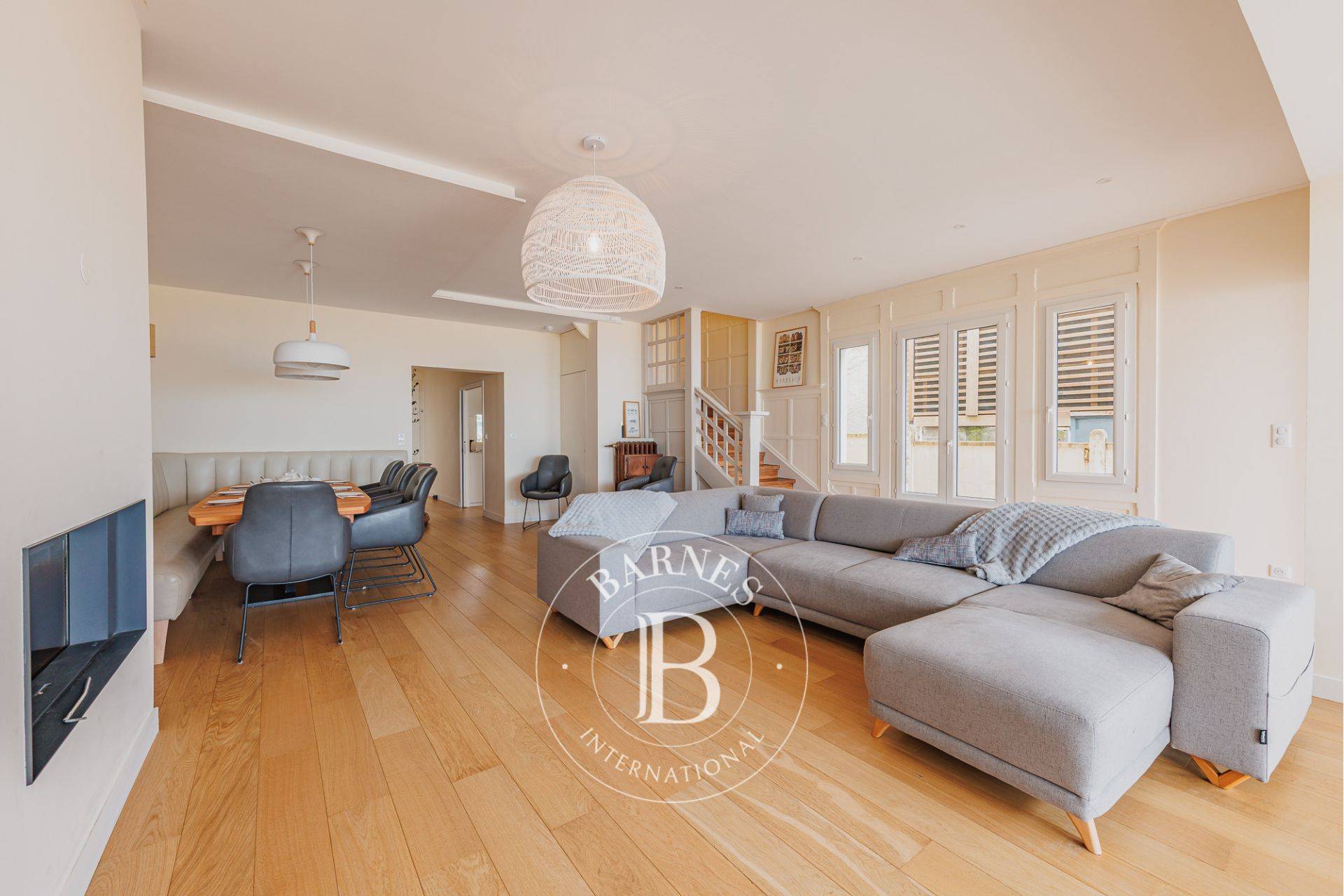 Salon-séjour spacieux et lumineux avec vue panoramique sur le Bassin