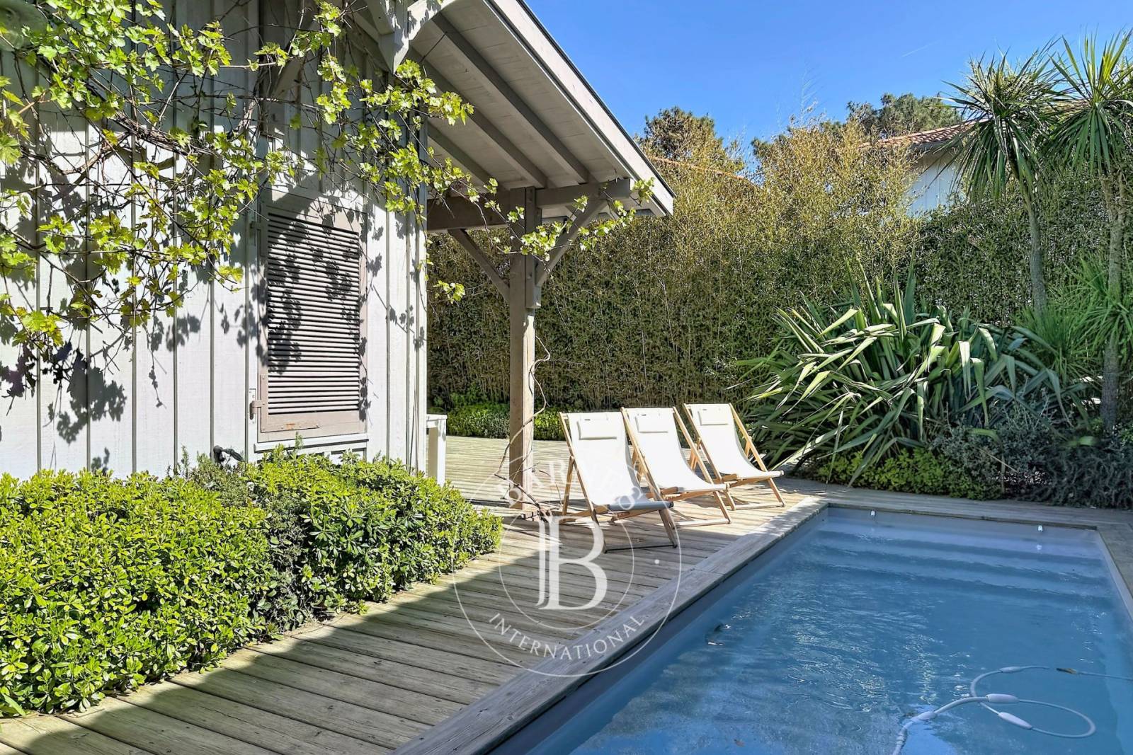 VILLA « LES SABLONS » AVEC PISCINE EN PLEIN CENTRE DU CAP FERRET, À PROXIMITÉ IMMÉDIATE DU MARCHÉ – CAPACITÉ 8 PERSONNES