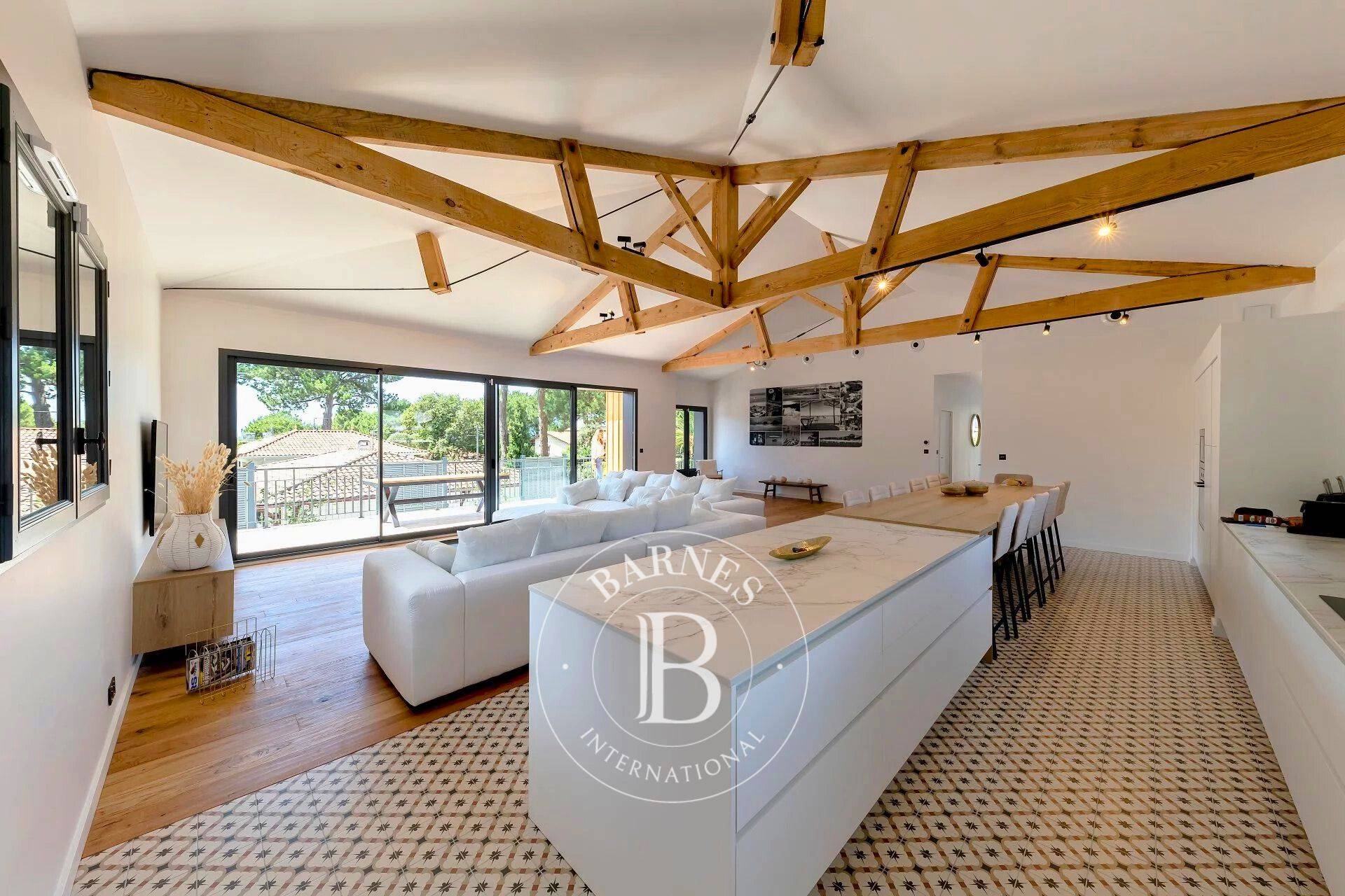 Immobilier de luxe au Pyla-sur-Mer, location saisonnière pour 13 personnes