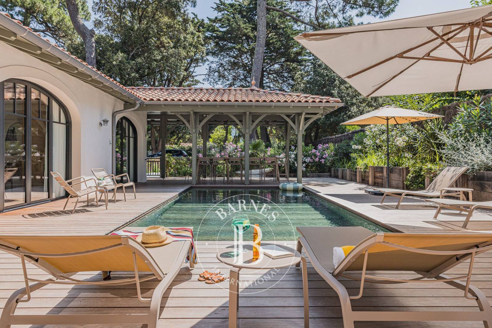 SPLENDIDE « VILLA PERLA » SITUÉE EN PREMIÈRE LIGNE AU PYLA-SUR-MER, AVEC PISCINE, SALLES DE CINÉMA ET SPORT - CAPACITÉ 18 PERSONNES