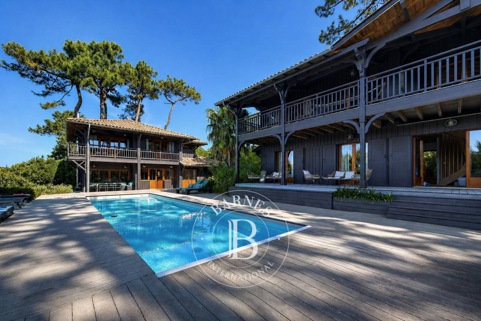 VILLA « CAPACABANA » AVEC PISCINE CHAUFFÉE ET JACUZZI SITUÉE DANS LES DUNES DE PIQUEY, SUR LA PRESQU’ÎLE DU CAP FERRET – CAPACITÉ 18 COUCHAGES