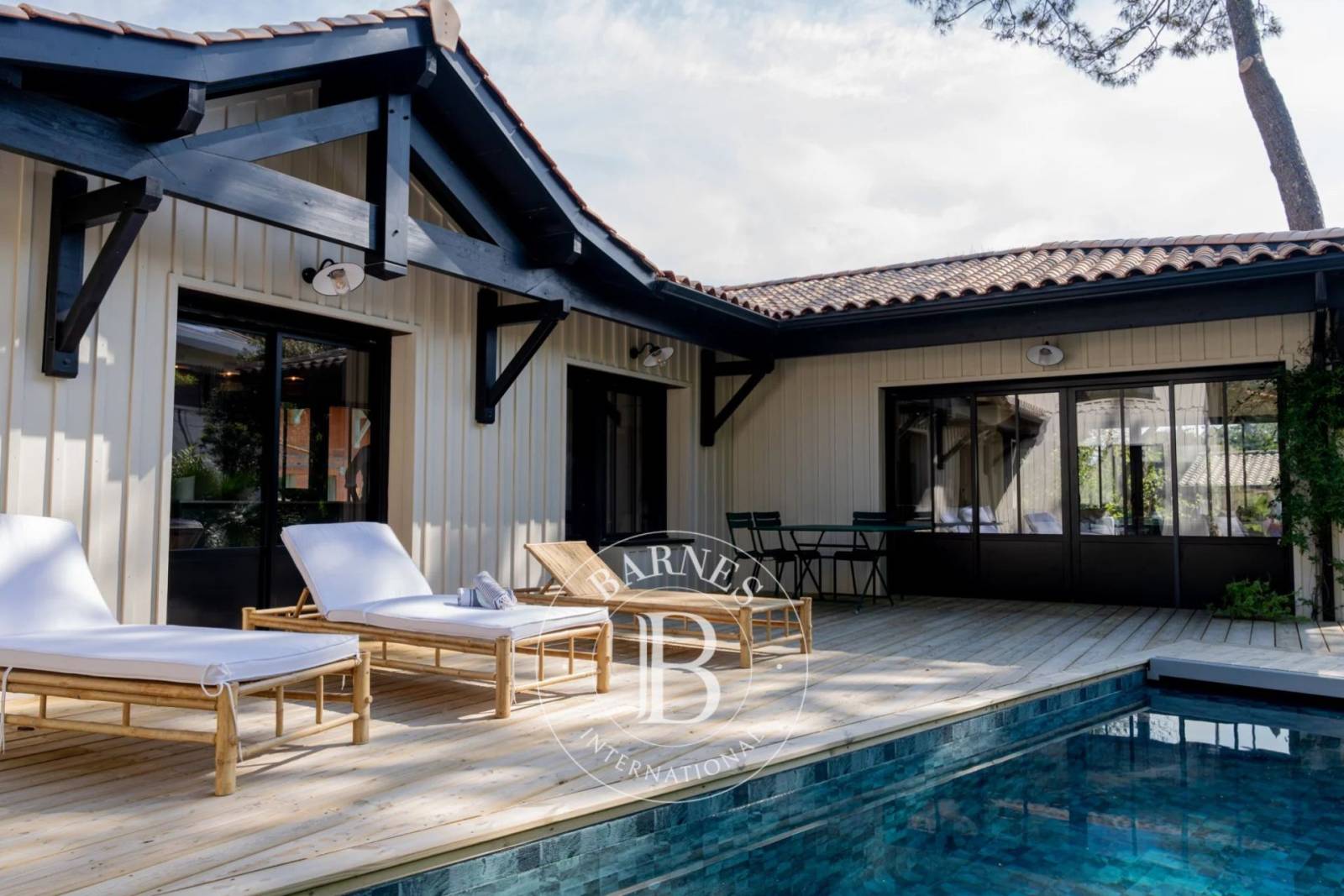 VILLA « BELLEROSE » EN PLEIN CENTRE DU CAP FERRET AVEC PISCINE – CAPACITÉ 12 PERSONNES