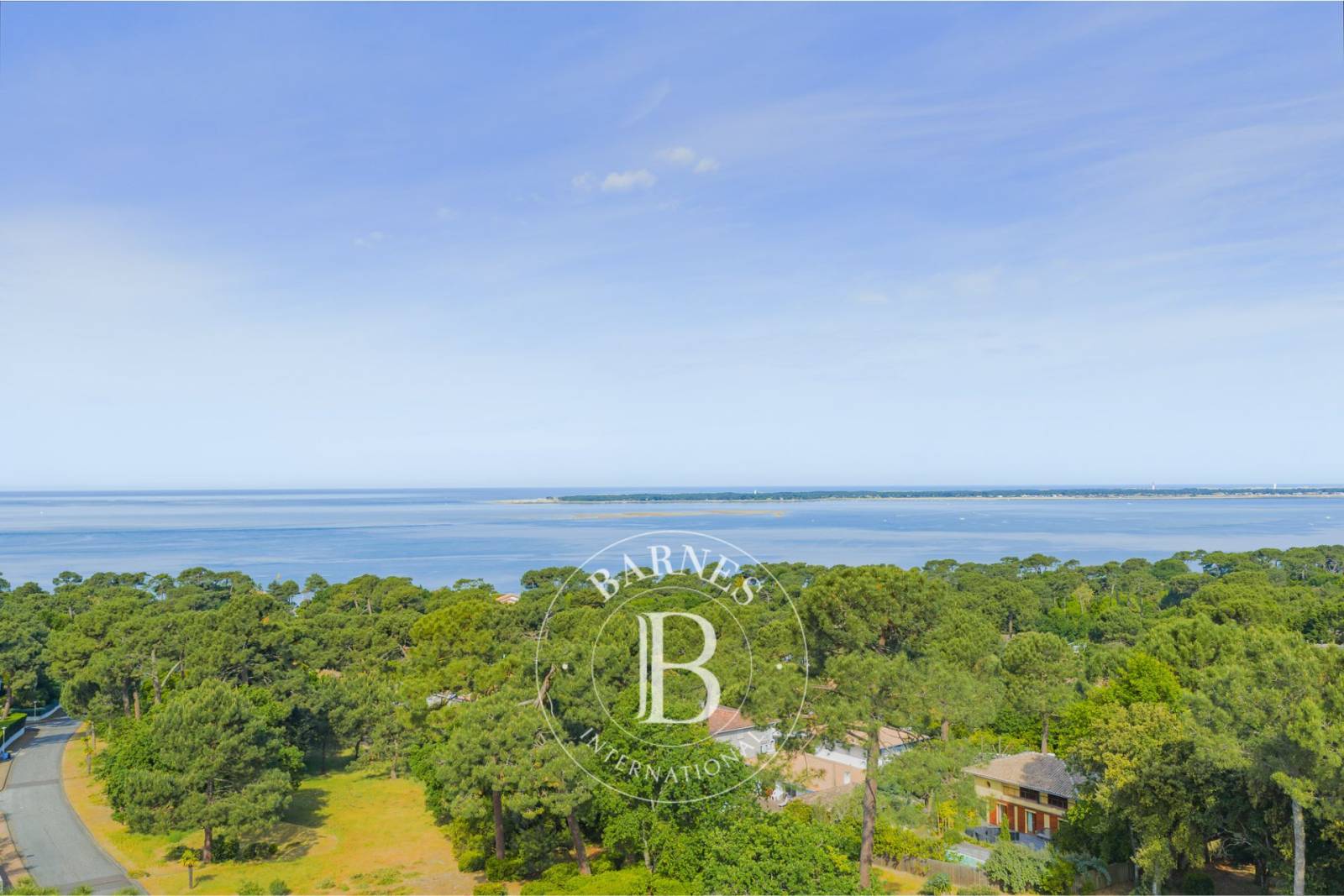 séjour lumineux ouvert sur la terrasse avec vue mer
