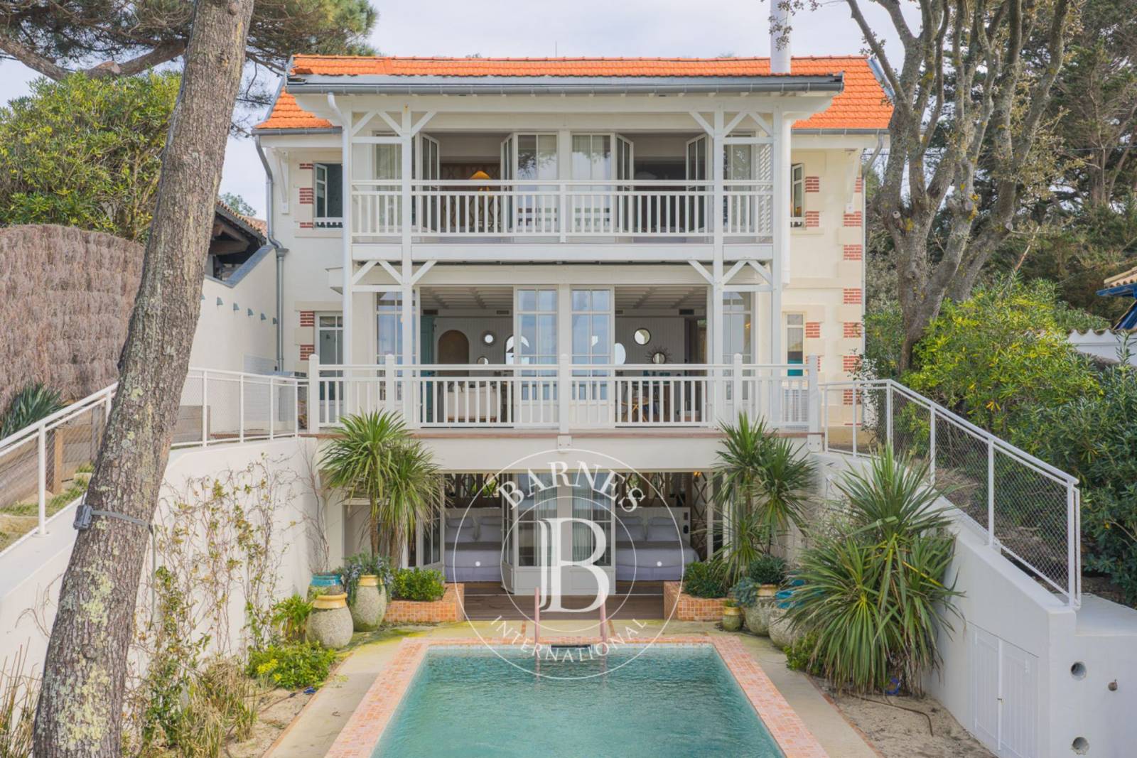 VILLA « CRUSOÉ » EN PREMIÈRE LIGNE AU PYLA-SUR-MER, 4 SUITES ET ACCÈS PRIVATIF À LA PLAGE - CAPACITÉ 8 PERSONNES
