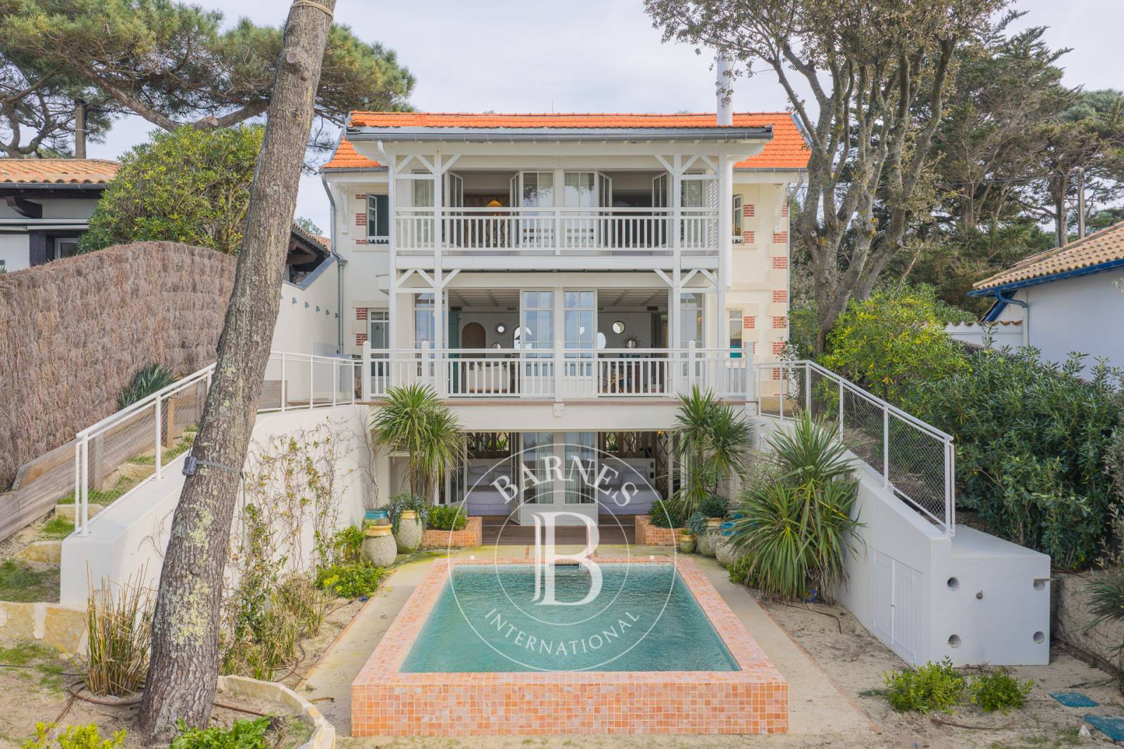 VILLA « CRUSOÉ » EN PREMIÈRE LIGNE AU PYLA-SUR-MER, 4 SUITES ET ACCÈS PRIVATIF À LA PLAGE - CAPACITÉ 8 PERSONNES