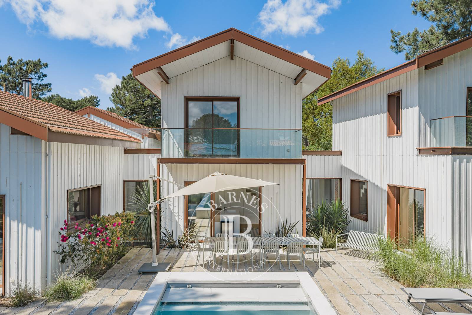 VILLA « DES ROSES » AVEC PISCINE CHAUFFÉE ET ROOFTOP VUE BASSIN DANS LE VILLAGE DU CANON, SUR LA PRESQU’ÎLE DU CAP FERRET – CAPACITÉ 10 PERSONNESa