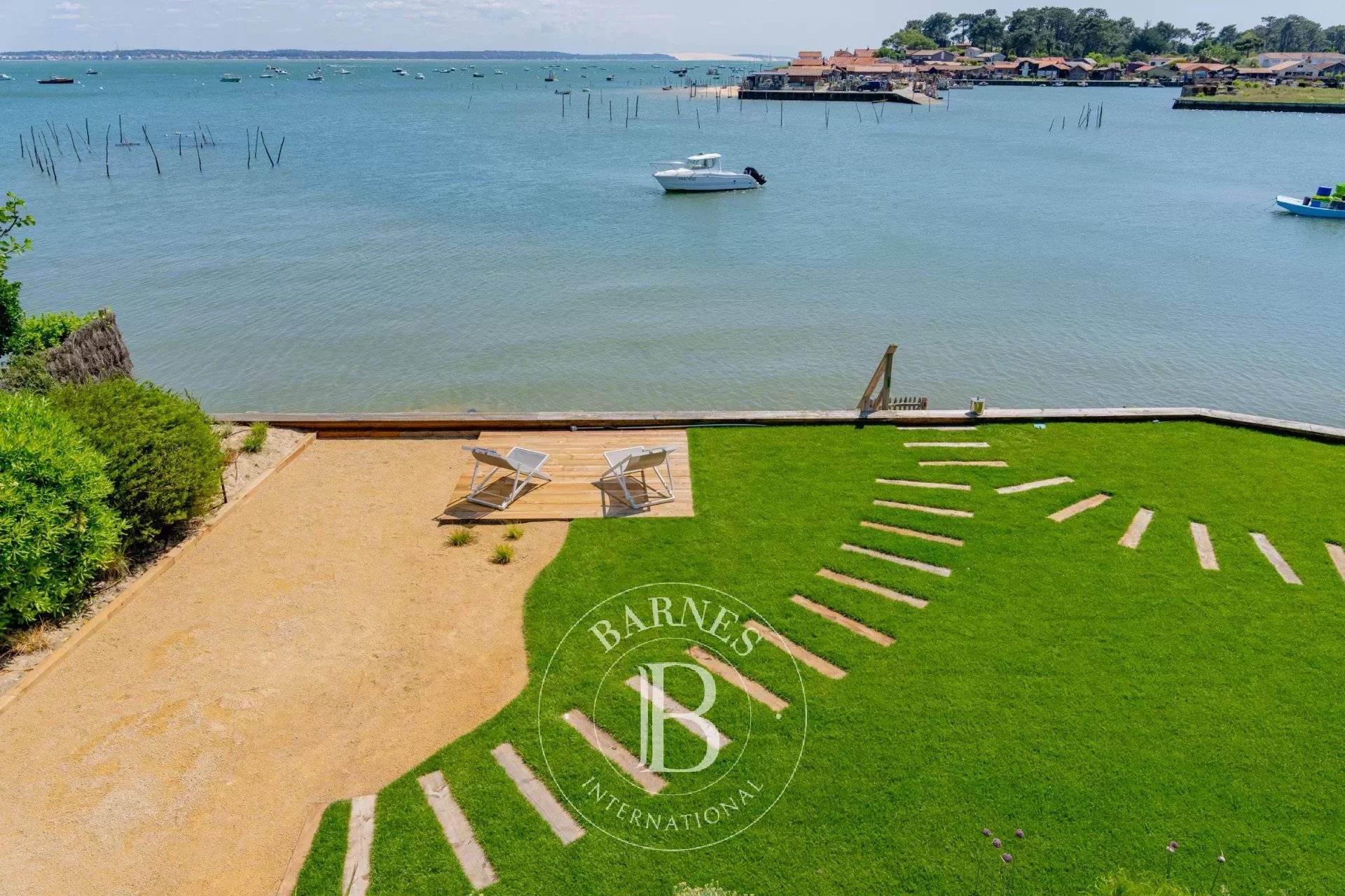 LOCATION VILLA BLANCHE, EN PREMIÈRE LIGNE POUR 8 PERSONNES AVEC JACUZZI AU VILLAGE DE PIRAILLAN, CAP FERRET