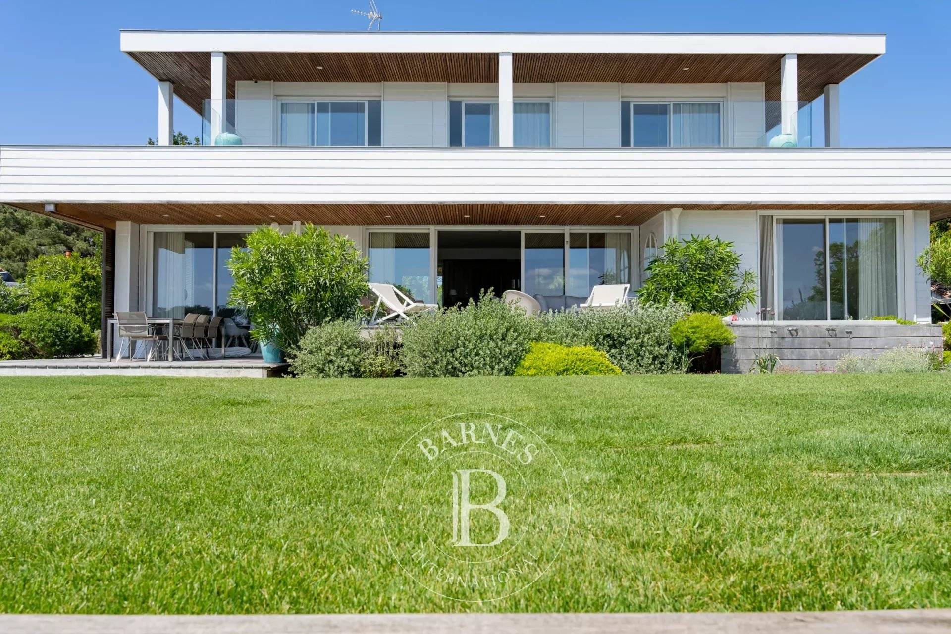 LOCATION VILLA BLANCHE, EN PREMIÈRE LIGNE POUR 8 PERSONNES AVEC JACUZZI AU VILLAGE DE PIRAILLAN, CAP FERRET