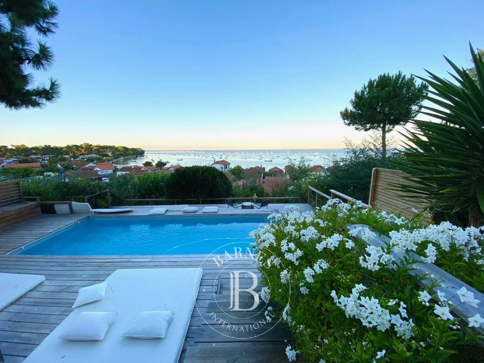 VILLA « BIANCA » AVEC PISCINE CHAUFFÉE ET VUE SUR LE BASSIN SITUÉE DANS LE VILLAGE DU CANON SUR LA PRESQU’ÎLE DU CAP FERRET – CAPACITÉ 10 PERSONNES