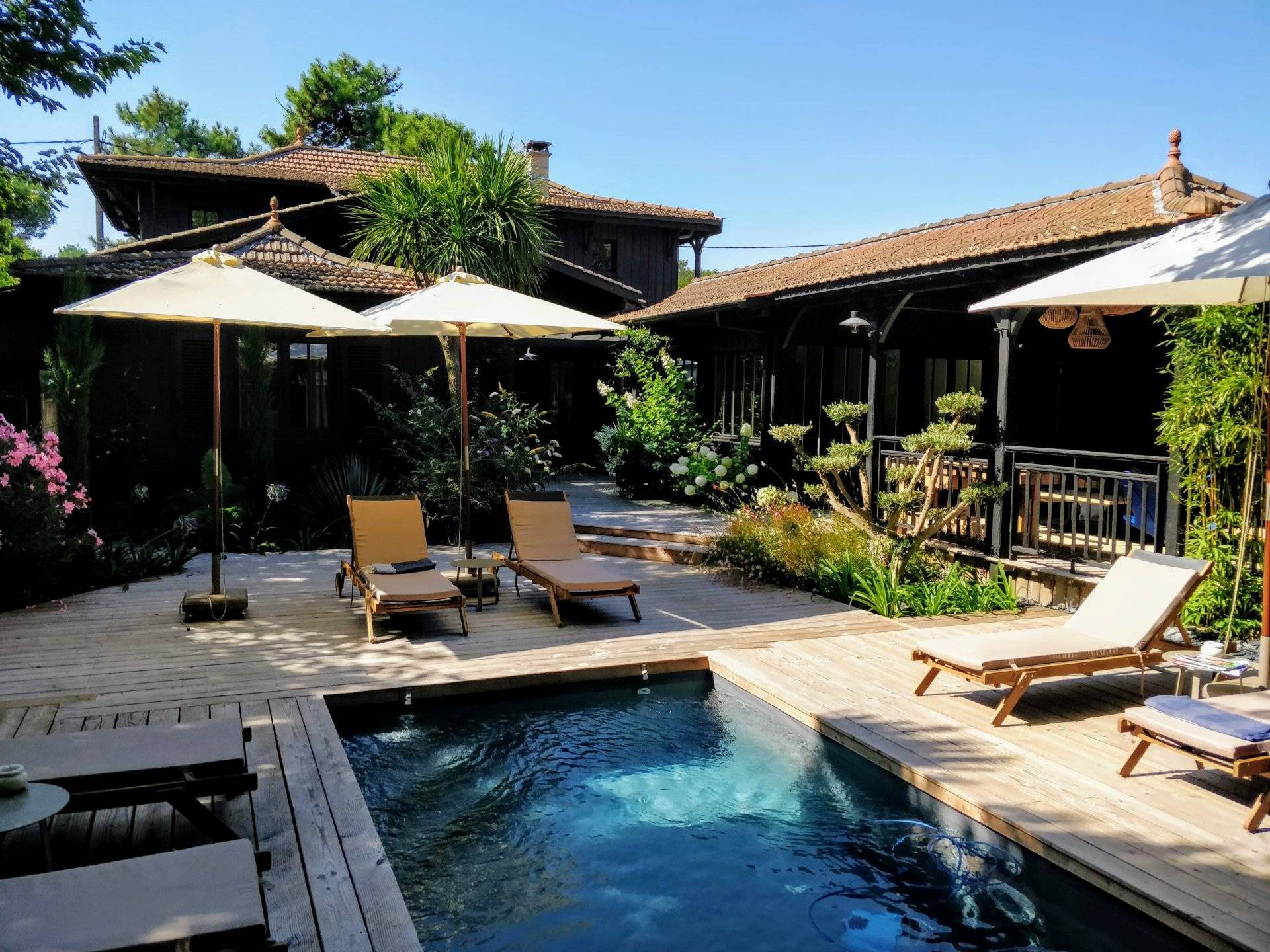 VILLA DE LUXE A LOUER SUR LE BASSIN D'ARCAHON AVEC PISCINE