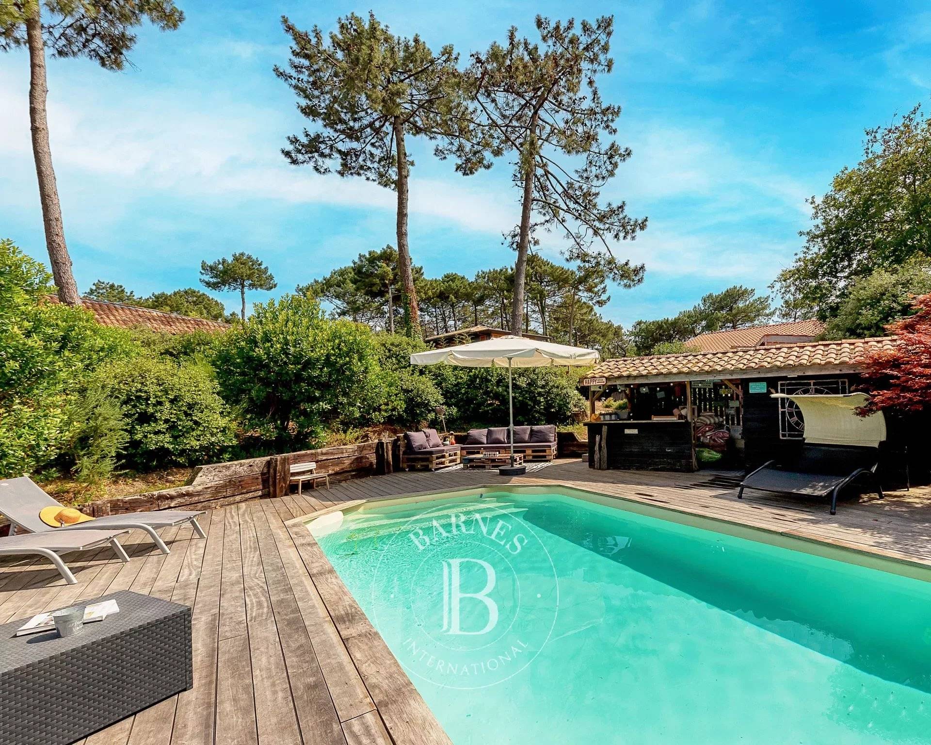 Villa l'Eden Wood : Location de vacances à Pyla-sur-Mer, capacité de 8 personnes, avec piscine