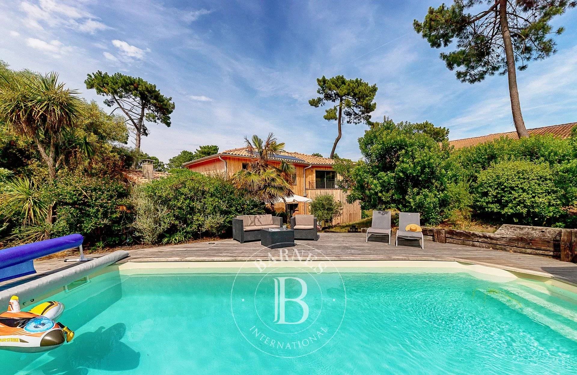 Location saisonnière : Villa l'Eden Wood à Pyla-sur-Mer, capacité de 8 personnes avec piscine