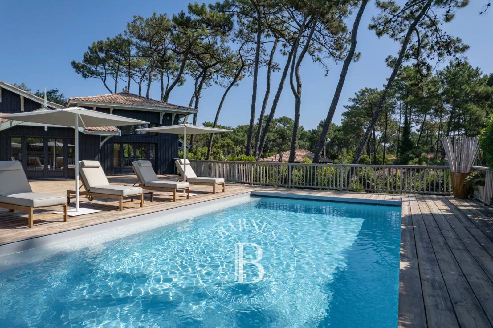 VILLA « AGAPANTHES » SITUÉE AU CENTRE DU CAP FERRET, AVEC PISCINE CHAUFFÉE ET BOULODROMME – CAPACITÉ 8 À 10 PERSONNES