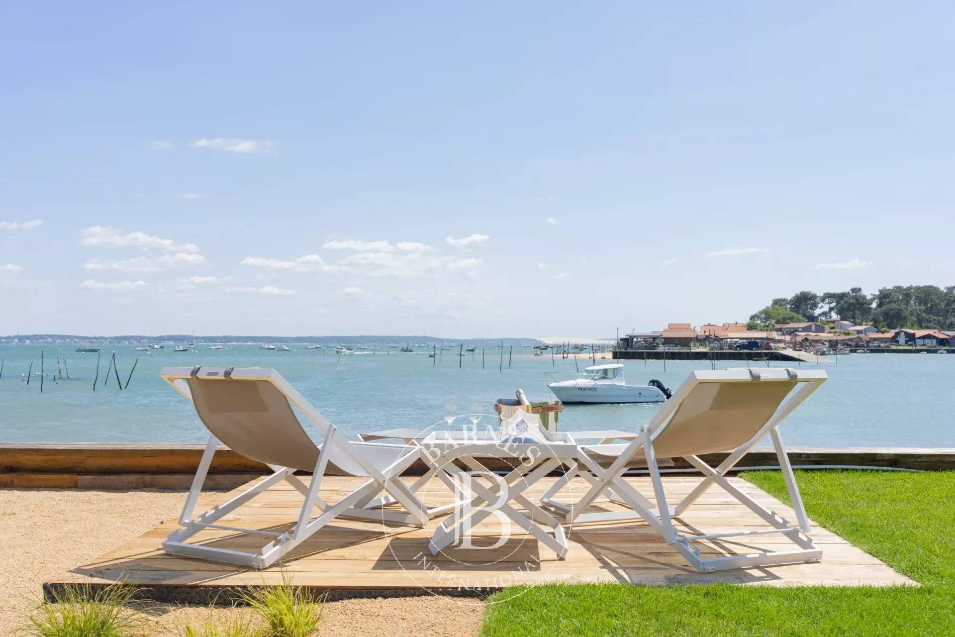 LOCATION VILLA BLANCHE, EN PREMIÈRE LIGNE POUR 8 PERSONNES AVEC JACUZZI AU VILLAGE DE PIRAILLAN, CAP FERRET