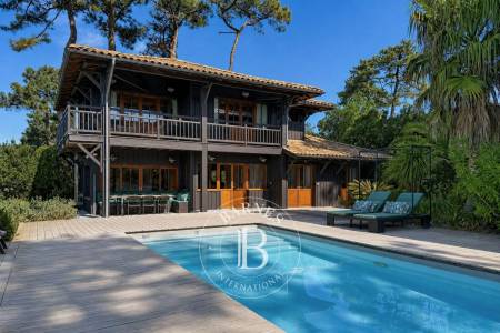 VILLA « CAPACABANA » AVEC PISCINE CHAUFFÉE ET JACUZZI SITUÉE DANS LES DUNES DE PIQUEY, SUR LA PRESQU’ÎLE DU CAP FERRET – CAPACITÉ 18 COUCHAGES