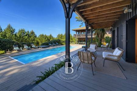 VILLA « CAPACABANA » AVEC PISCINE CHAUFFÉE ET JACUZZI SITUÉE DANS LES DUNES DE PIQUEY, SUR LA PRESQU’ÎLE DU CAP FERRET – CAPACITÉ 18 COUCHAGES