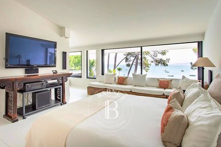 Salon lumineux avec baies vitrées et vue sur le Bassin d’Arcachon