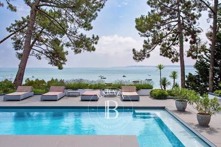 Jardin paysager avec accès direct à l’eau, villa haut de gamme sur le Bassin d’Arcachon
