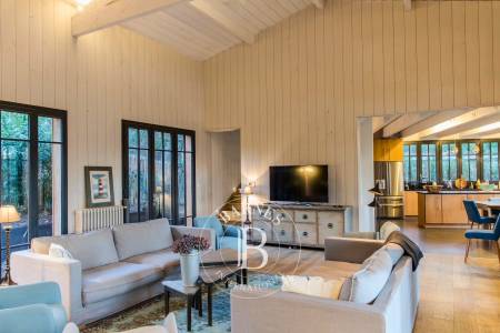 suite avec lit 160 cm et salle de bain privée