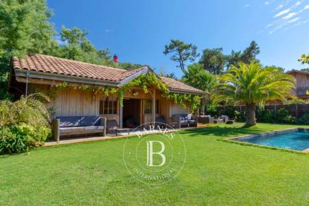 VILLA « DATCHA » AVEC DÉPENDANCE ET PISCINE, DANS LE QUARTIER DU PHARE AU CAP FERRET - CAPACITÉ 12 PERSONNES