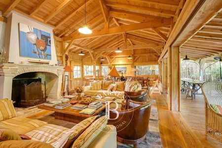 Cuisine ouverte équipée dans une villa familiale au Cap Ferret - immobilier de luxe.