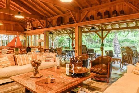 Terrasse avec coin repas abrité pour 12 personnes - Cap Ferret, agence immobilière.
