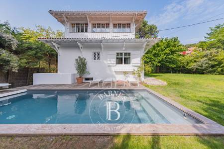 cuisine ouverte tout équipée dans villa de prestige