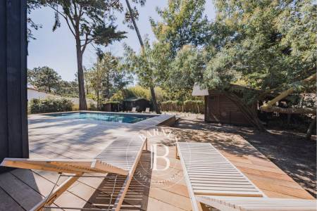 Piscine chauffée entourée de verdure, Barnes Bassin d’Arcachon