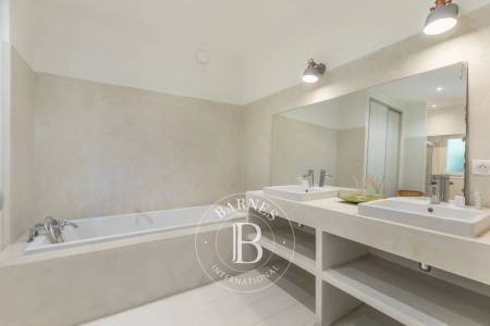 chambre en rez-de-jardin avec salle de douche Arcachon