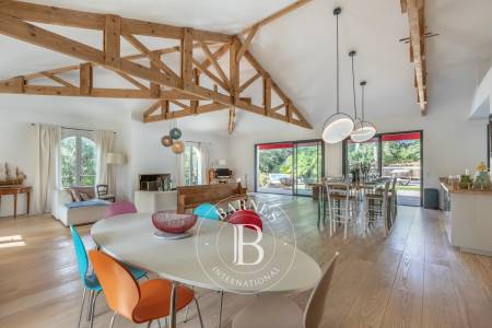 terrasse en bois avec table ombragée Arcachon immobilier de prestige