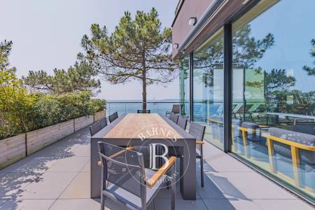 terrasse avec bains de soleil face au Bassin